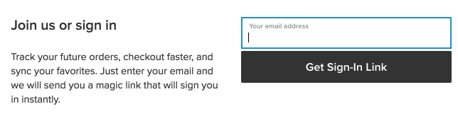 Campo bianco con un contorno blu in cui gli utenti possono inserire il proprio indirizzo e-mail. Pulsante nero sottostante.